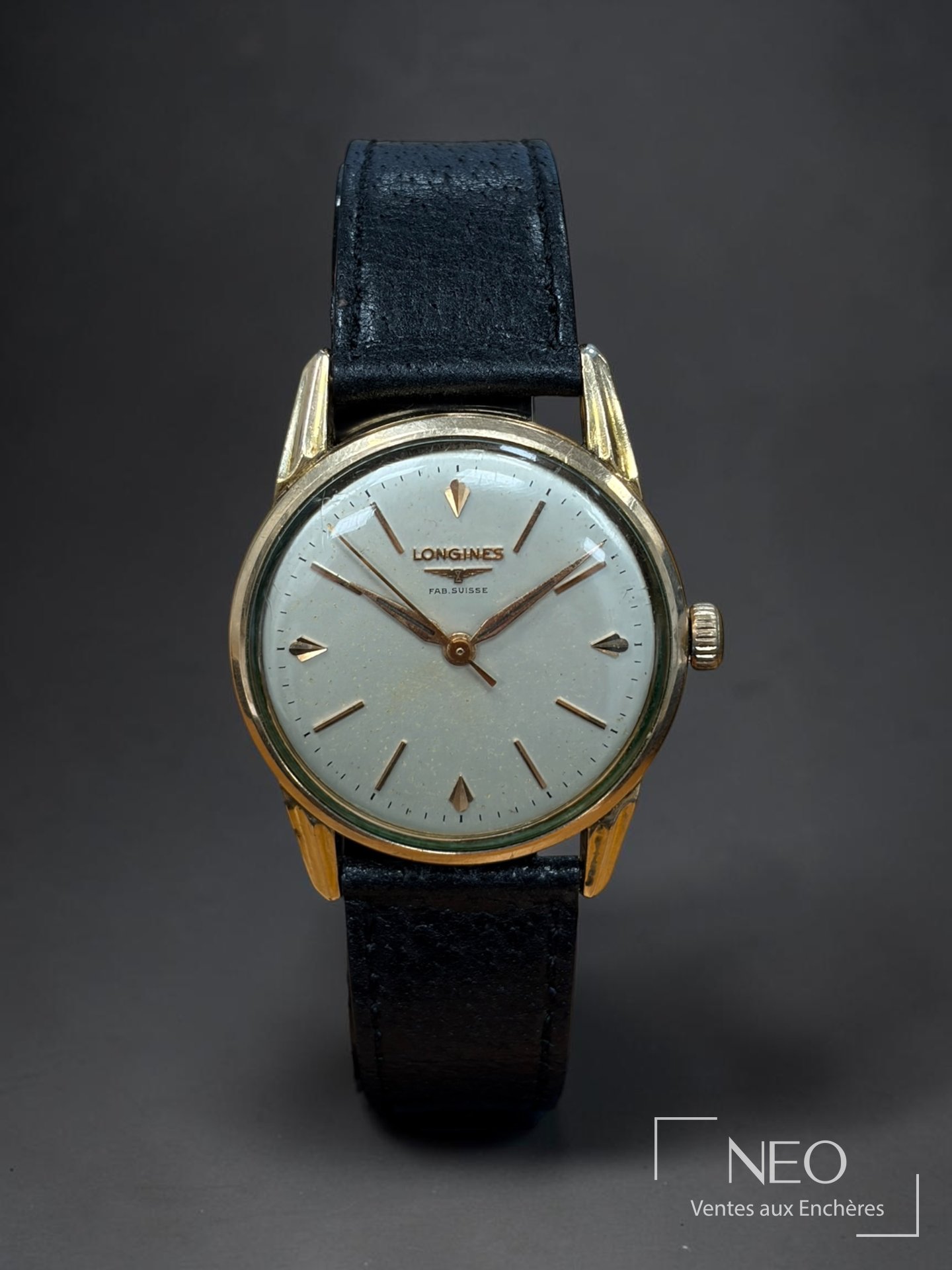Montre Longines ronde au cadran argenté et index dorés