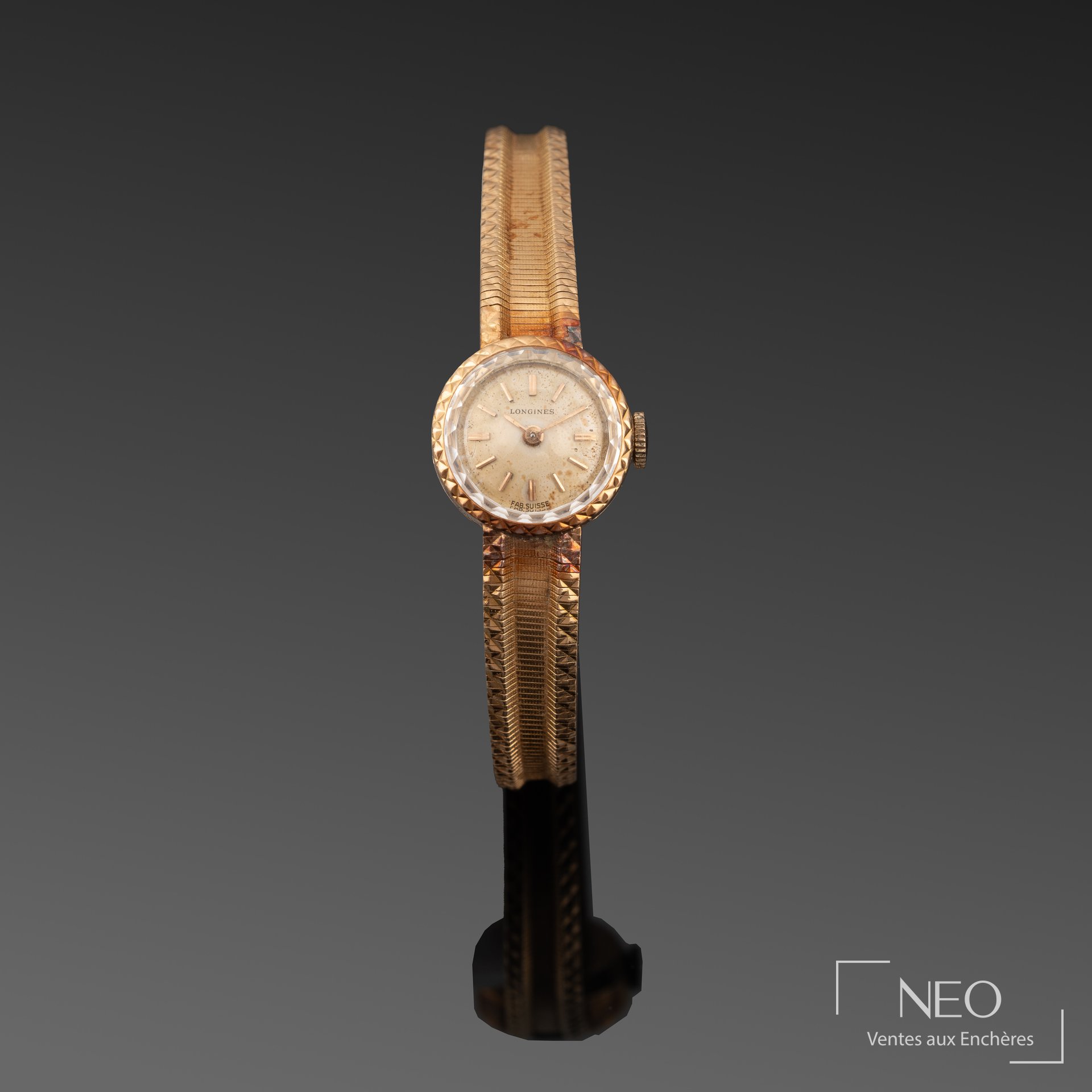 Montre Longines ronde en or rose avec cadran crème et bracelet intégré