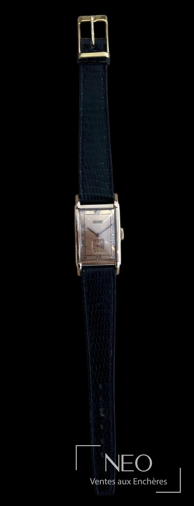 Montre Longines rectangulaire en or rose avec cadran saumon et bracelet noir