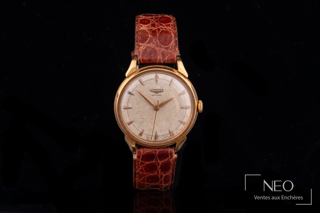 Montre Longines en or jaune avec cadran argenté patiné et bracelet cuir marron