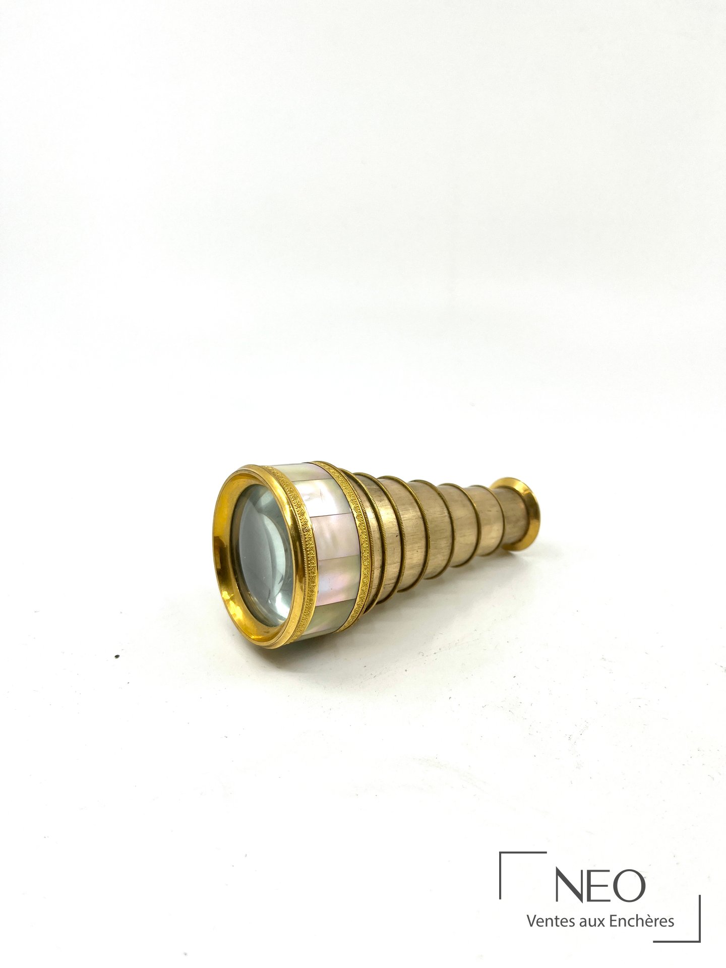 Lorgnette de théâtre Jecker Paris en métal doré et nacre