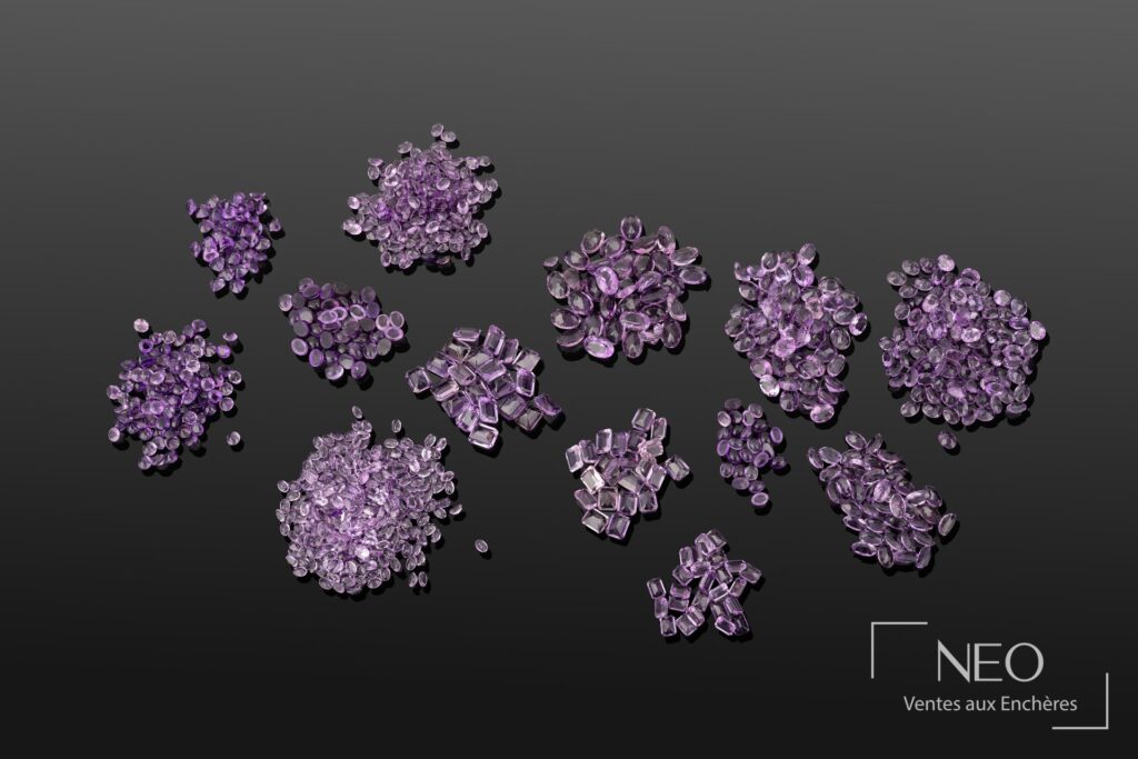 Plusieurs lots d’améthystes violettes présentés sur fond sombre