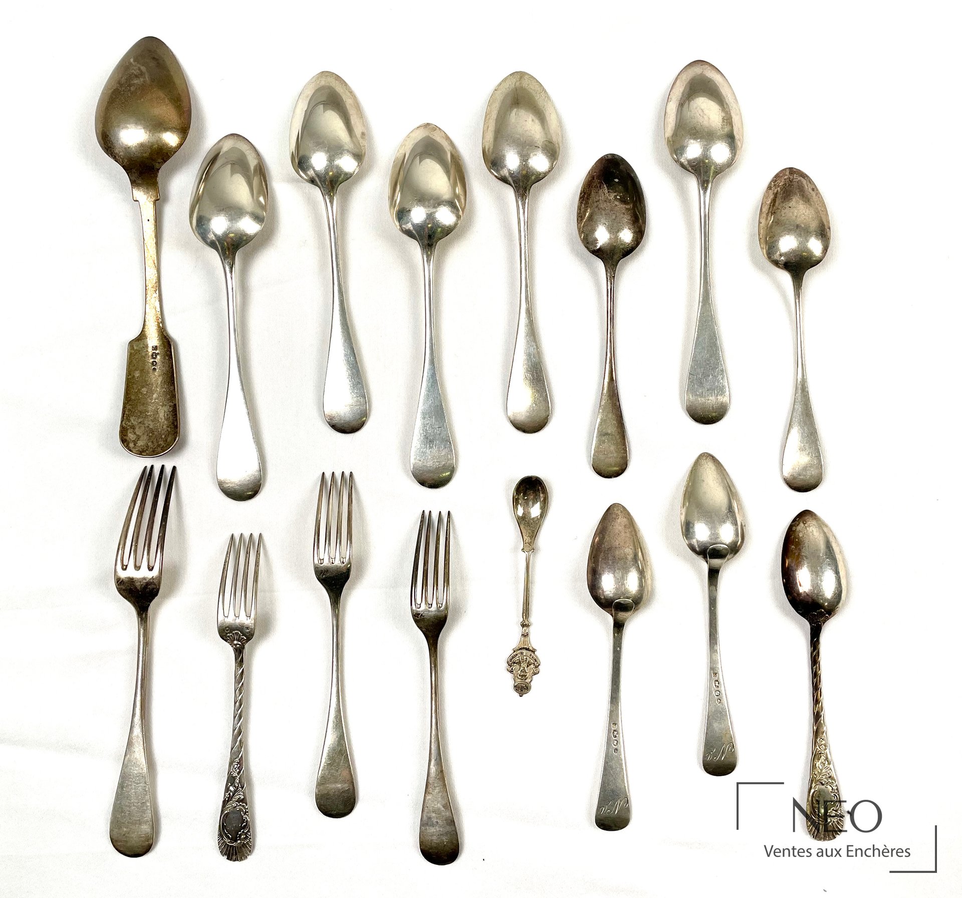 Lot d&rsquo;argenterie France et étranger, couverts et cuillères en argent