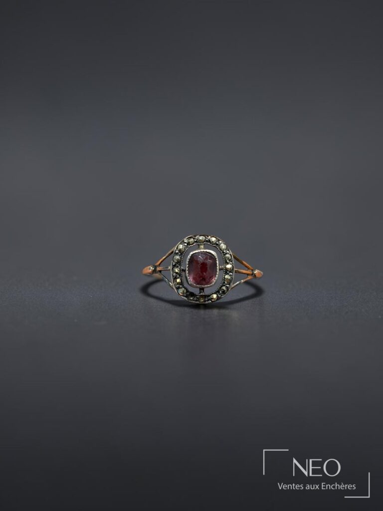 Bague en or rose et argent avec pierre violette facettée entourée de petites pierres grises