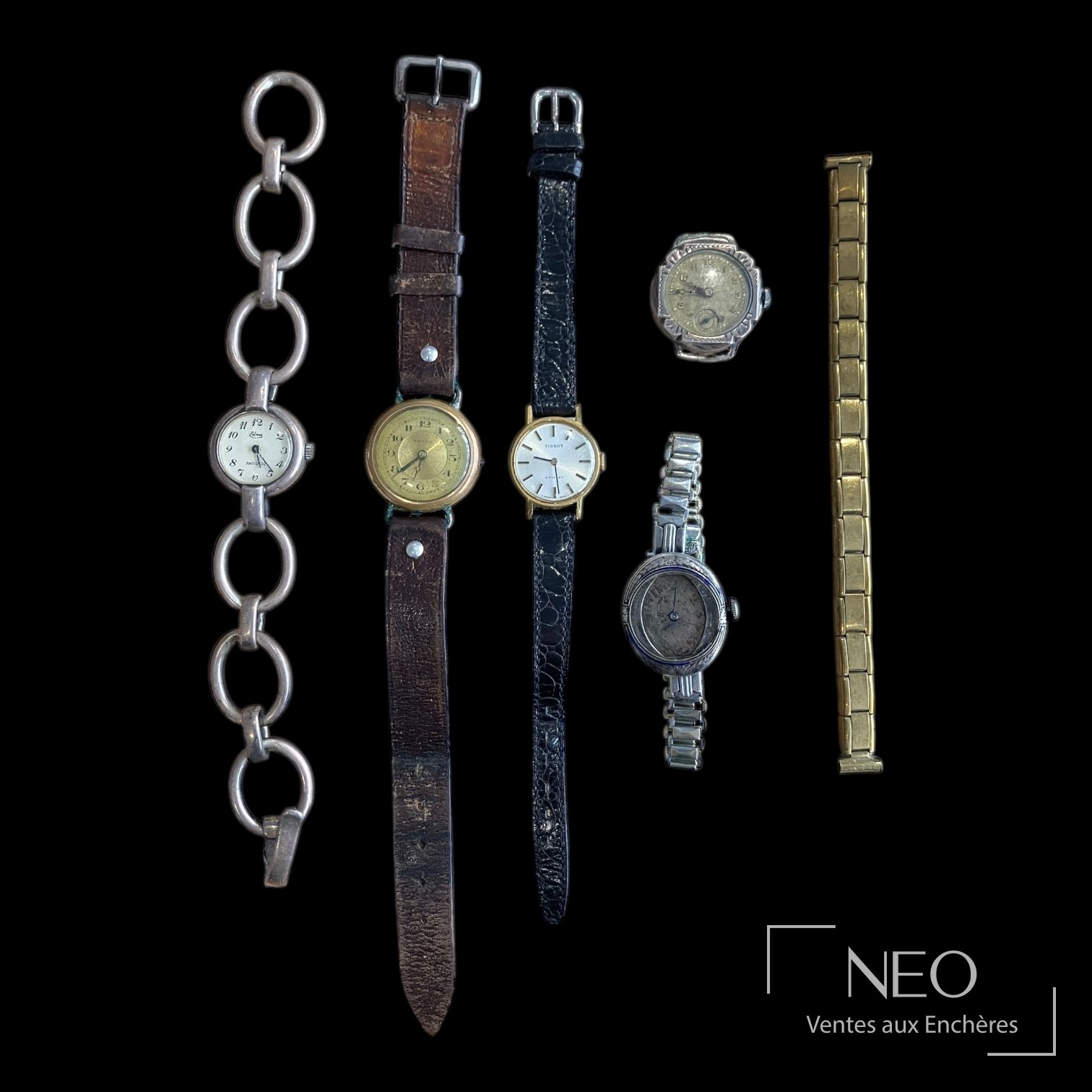 Lot de cinq montres posées sur fond noir
