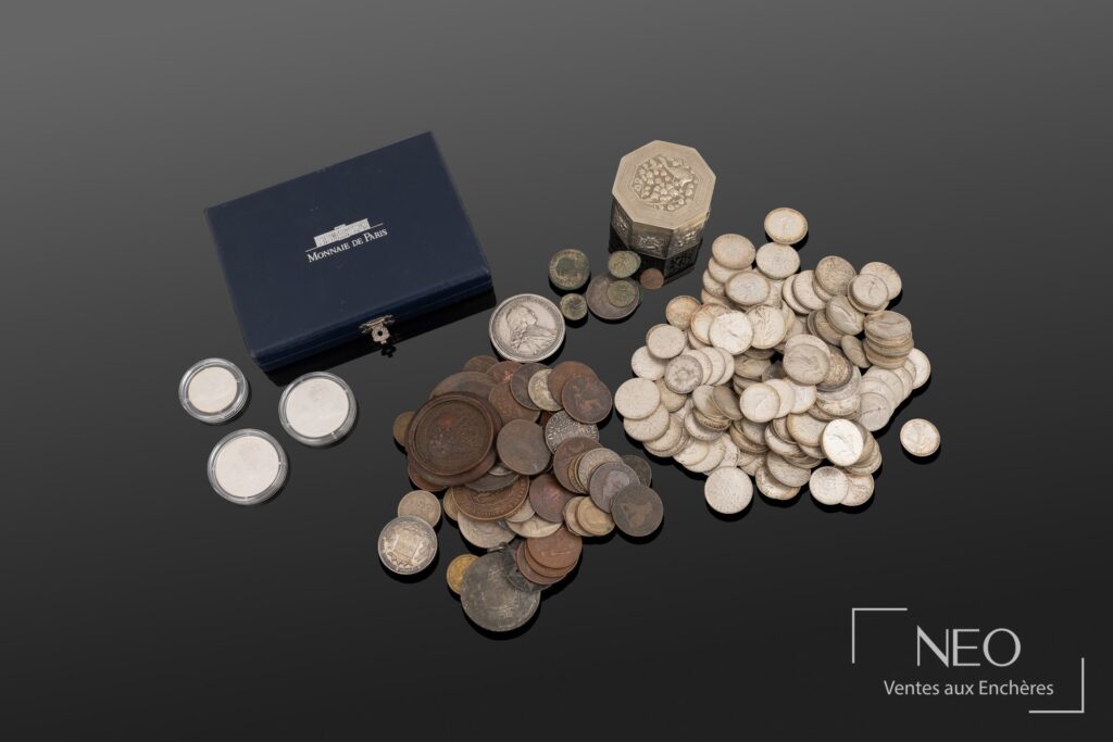 Lot de monnaies en argent avec écrin de la Monnaie de Paris et ensembles de pièces disposés sur fond noir