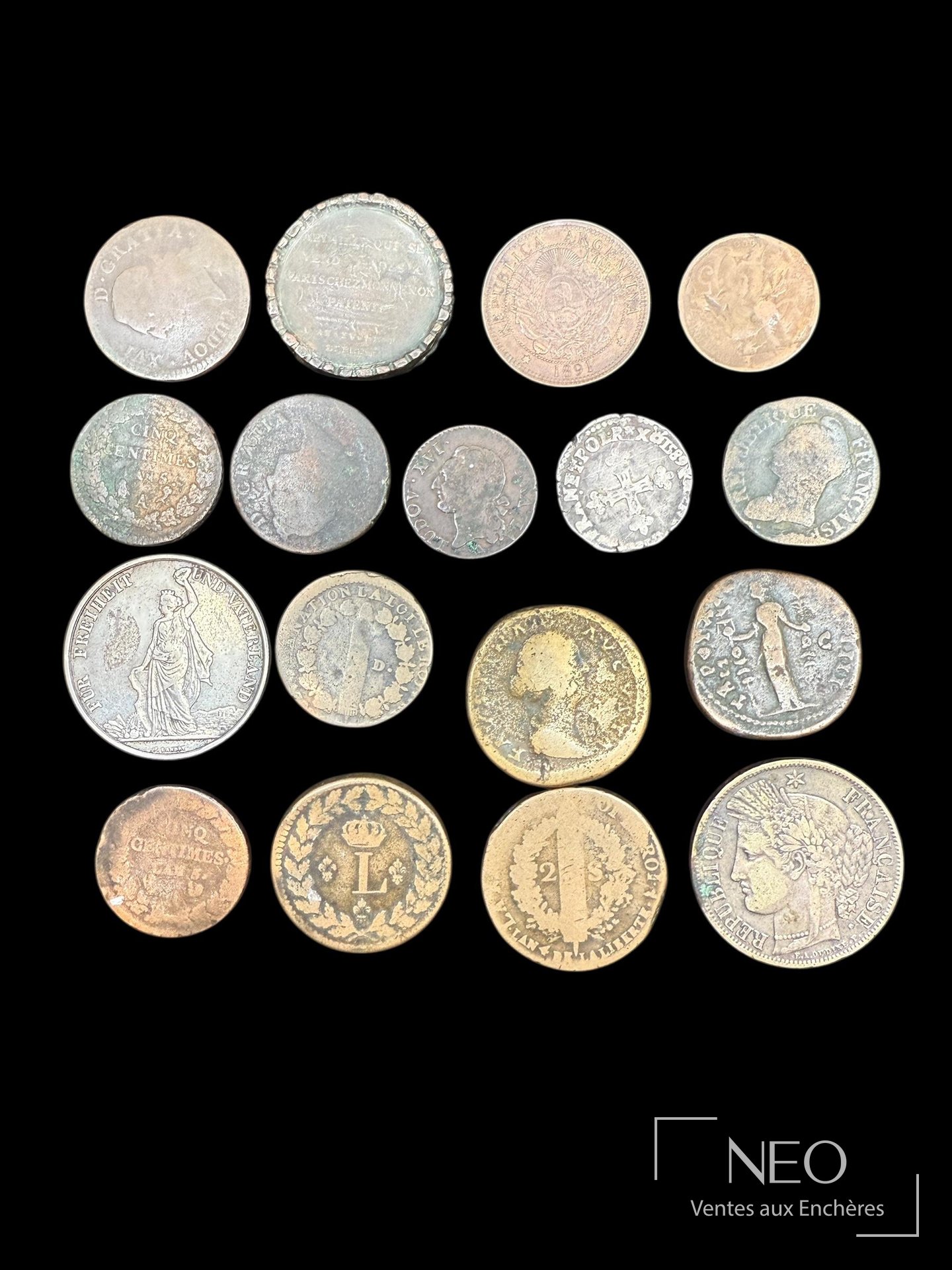 Ensemble de pièces anciennes françaises et étrangères présentées sur fond noir