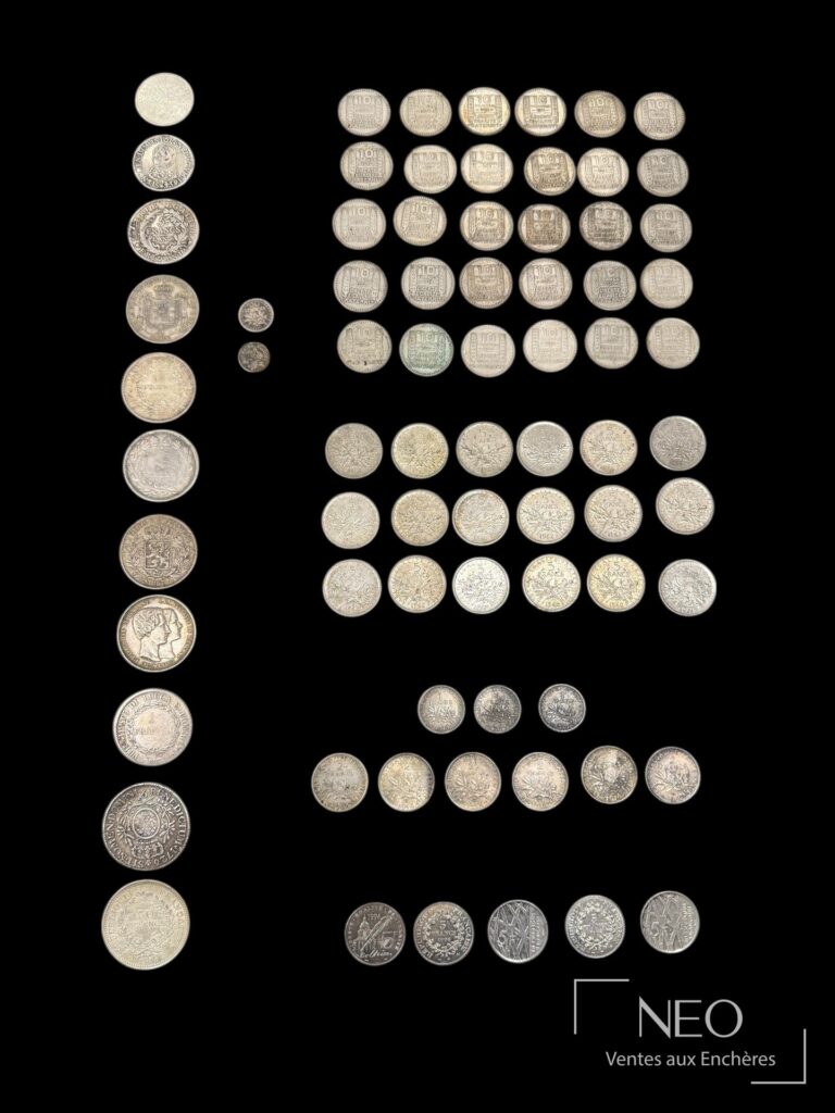 Lot de pièces en argent présentées en ensemble sur fond noir