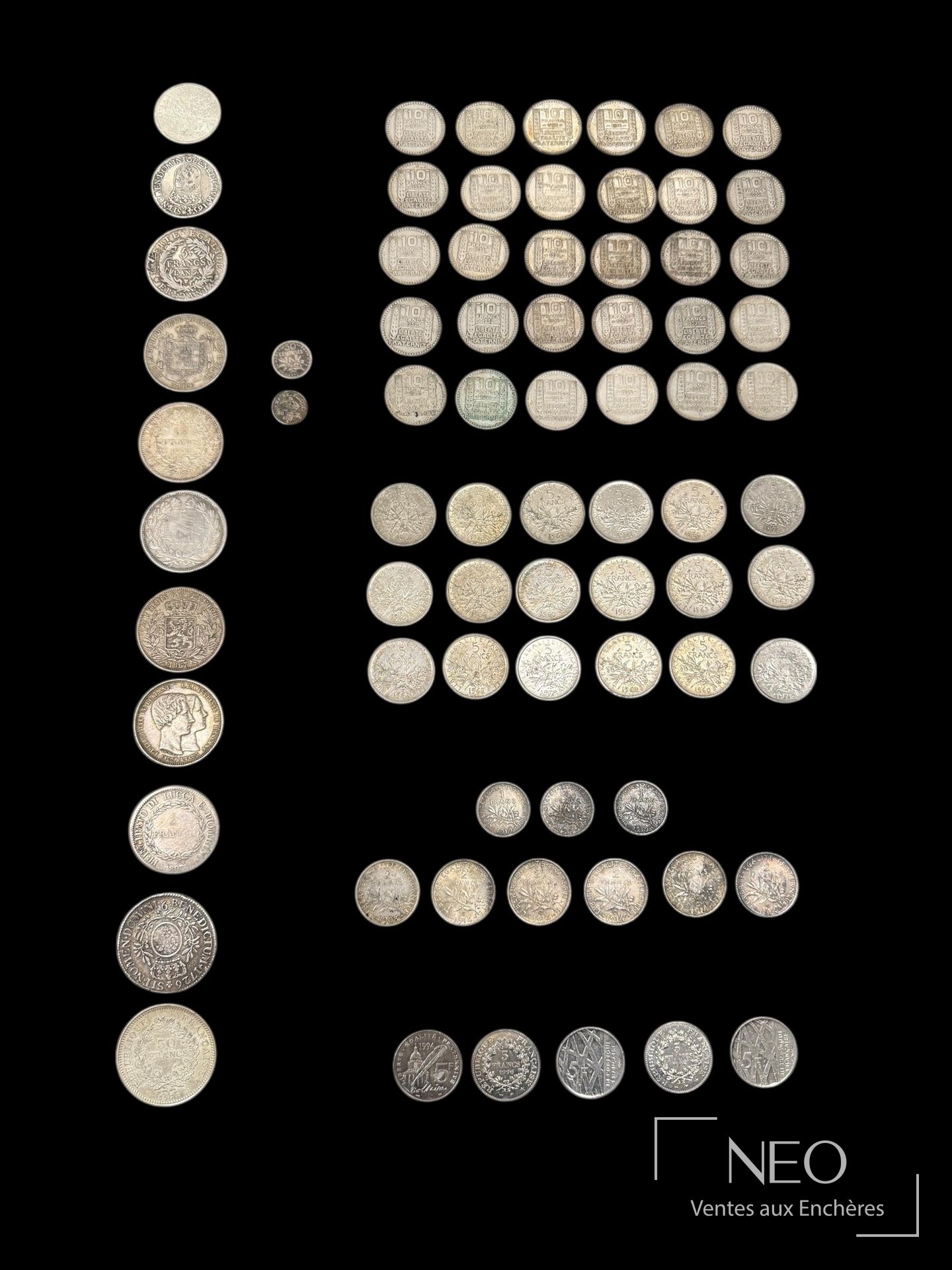 Lot de pièces en argent présentées en ensemble sur fond noir