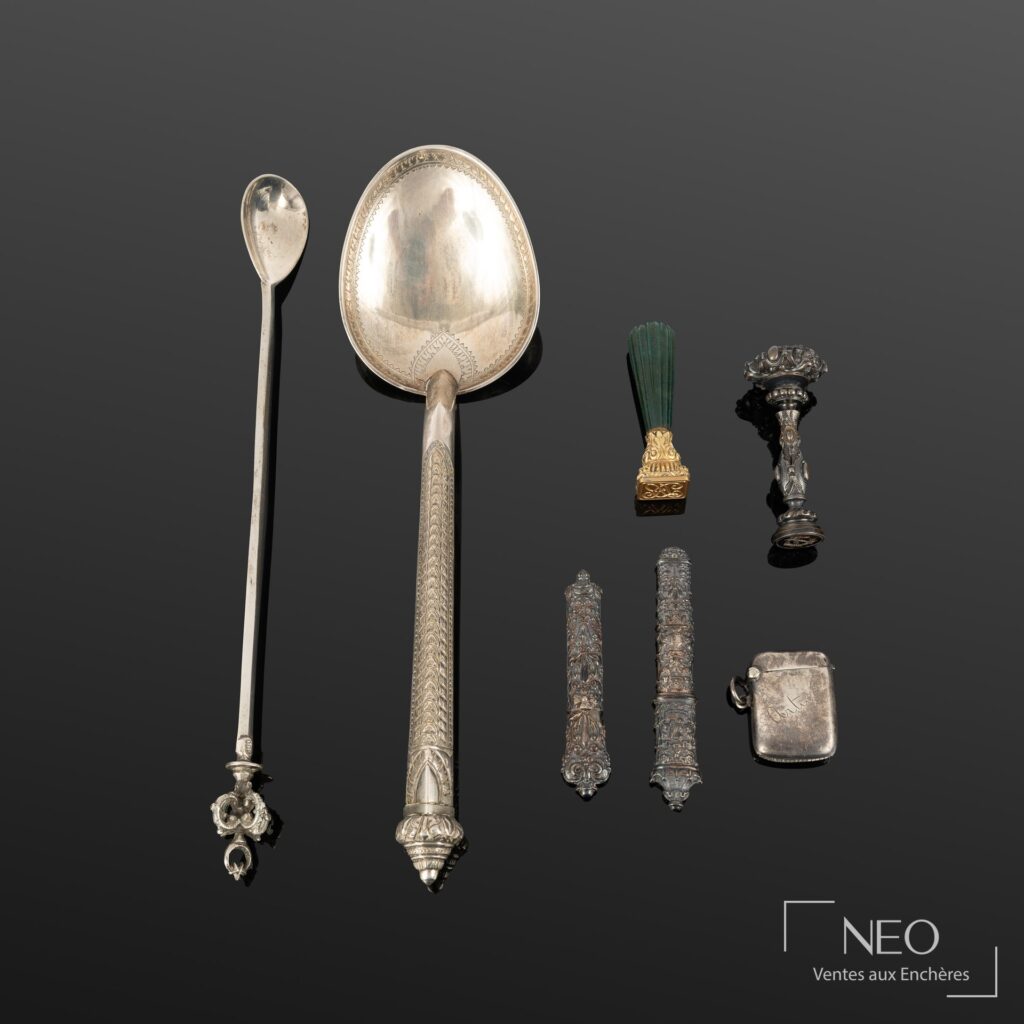 Ensemble de cinq éléments en argent et une cuillère de service en métal argenté sur fond sombre