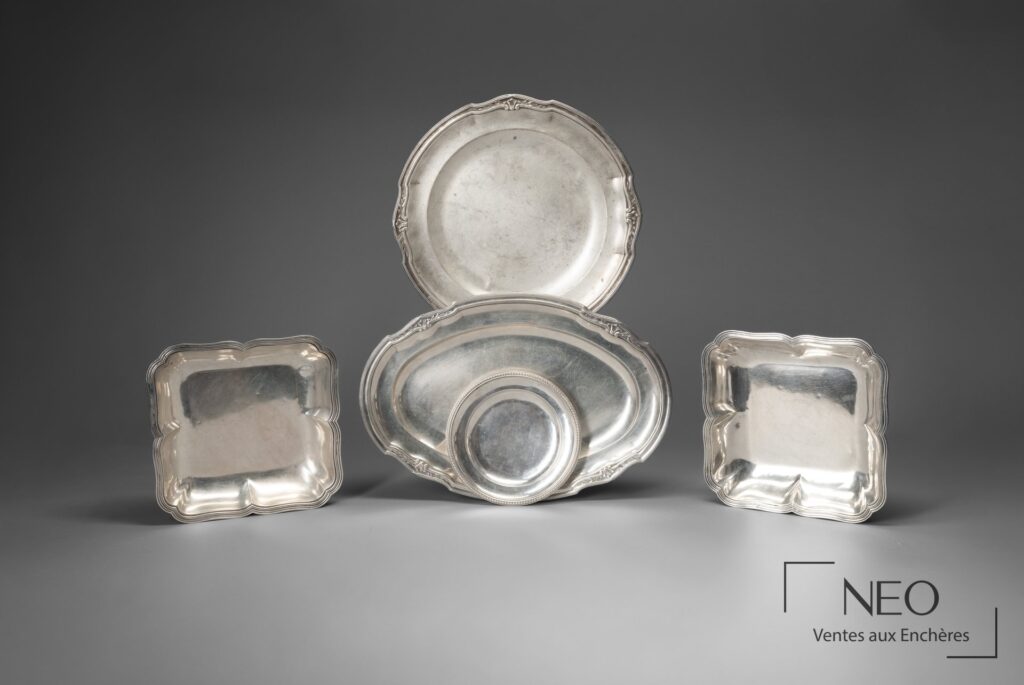 Ensemble de cinq pièces en argent composé d'une écuelle