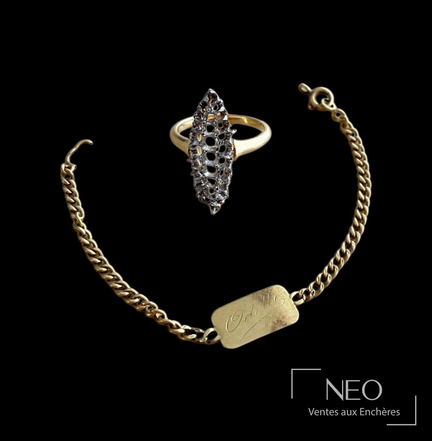 Gourmette en or et souvenir de bague marquise sur fond noir