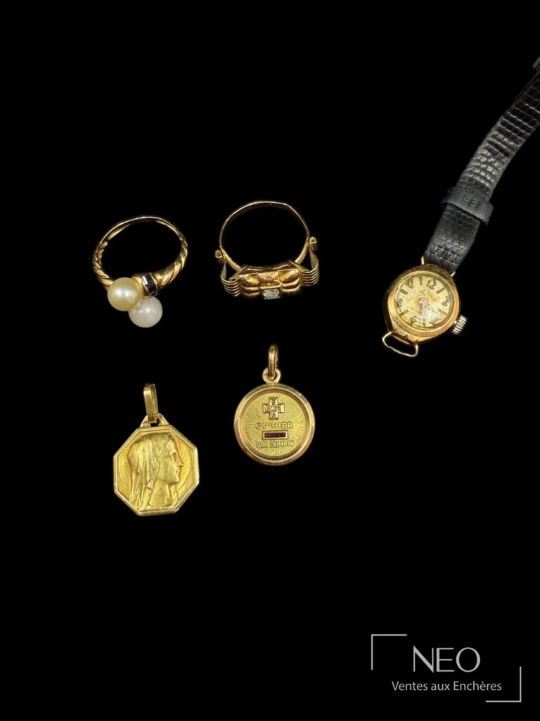 Lot de bijoux en or avec montre