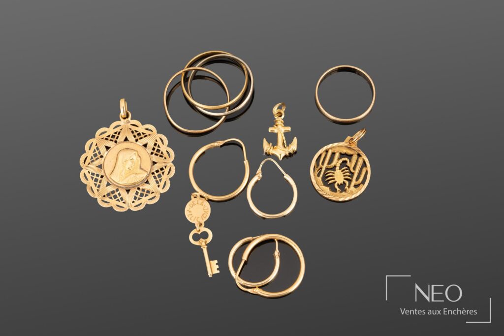 Lot de bijoux en or jaune comprenant alliances