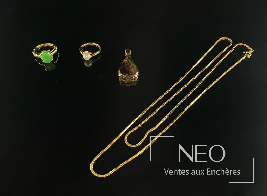 Lot en or jaune 18 carats avec pendentif, chaîne et bagues
