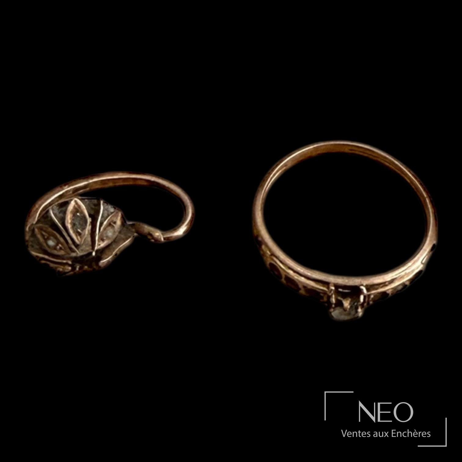 Bague ajourée et boucle d’oreille en or rose sur fond noir
