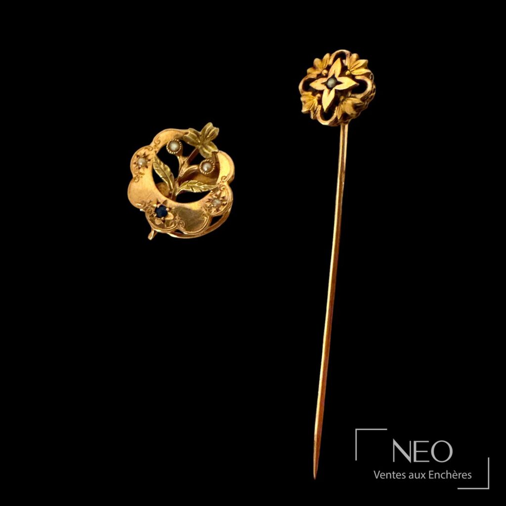 Épingle à cravate et élément décoratif en or rose sur fond noir