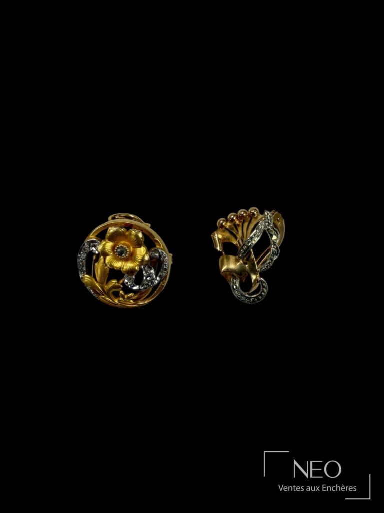 Broche clip ronde en or jaune et gris avec motif floral et petits diamants