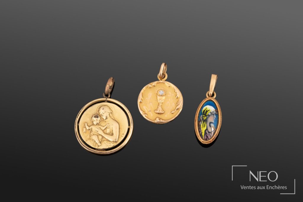 Trois médailles religieuses en or
