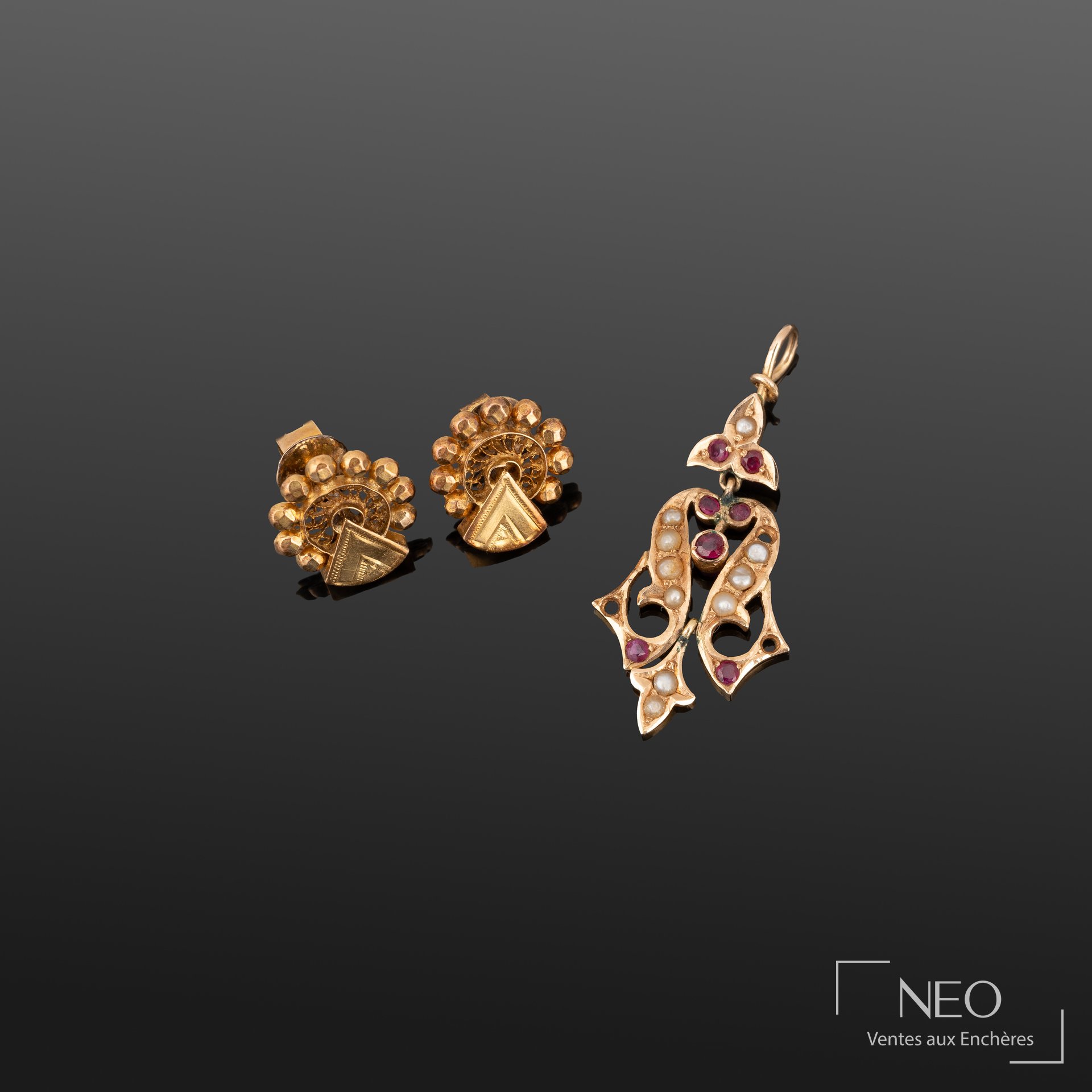 Lot en or jaune 18K et 9K, boucles d’oreilles et pendentif
