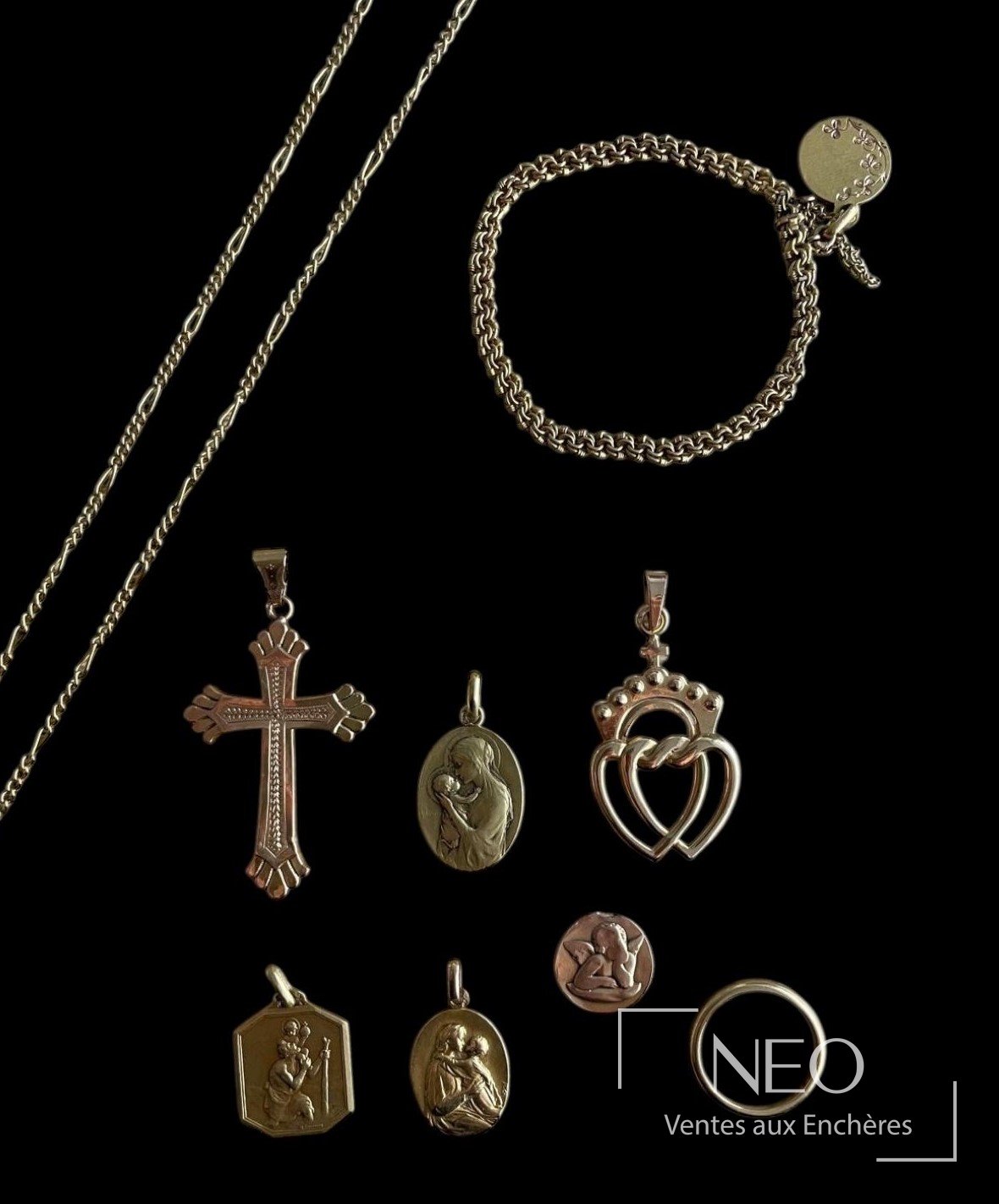 Ensemble de bijoux religieux en or jaune et rose avec croix