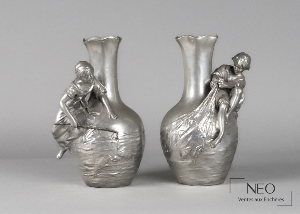 Paire de vases en étain Art nouveau à décor d'enfants pêcheurs