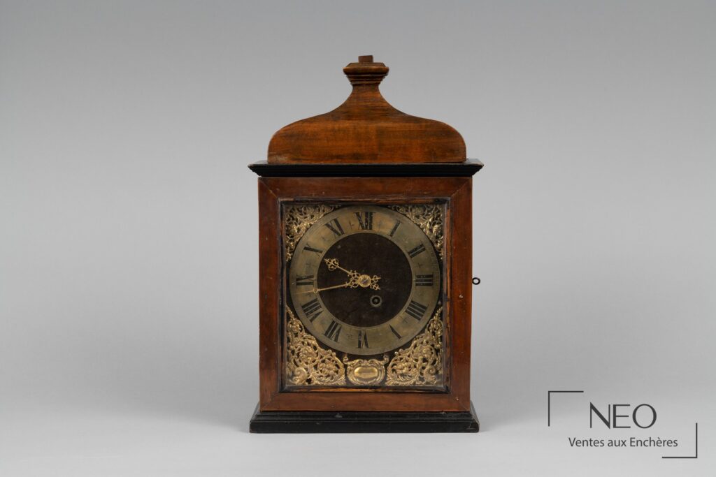 Pendule religieuse en bois naturel avec cadran en laiton doré et décor de bronze doré