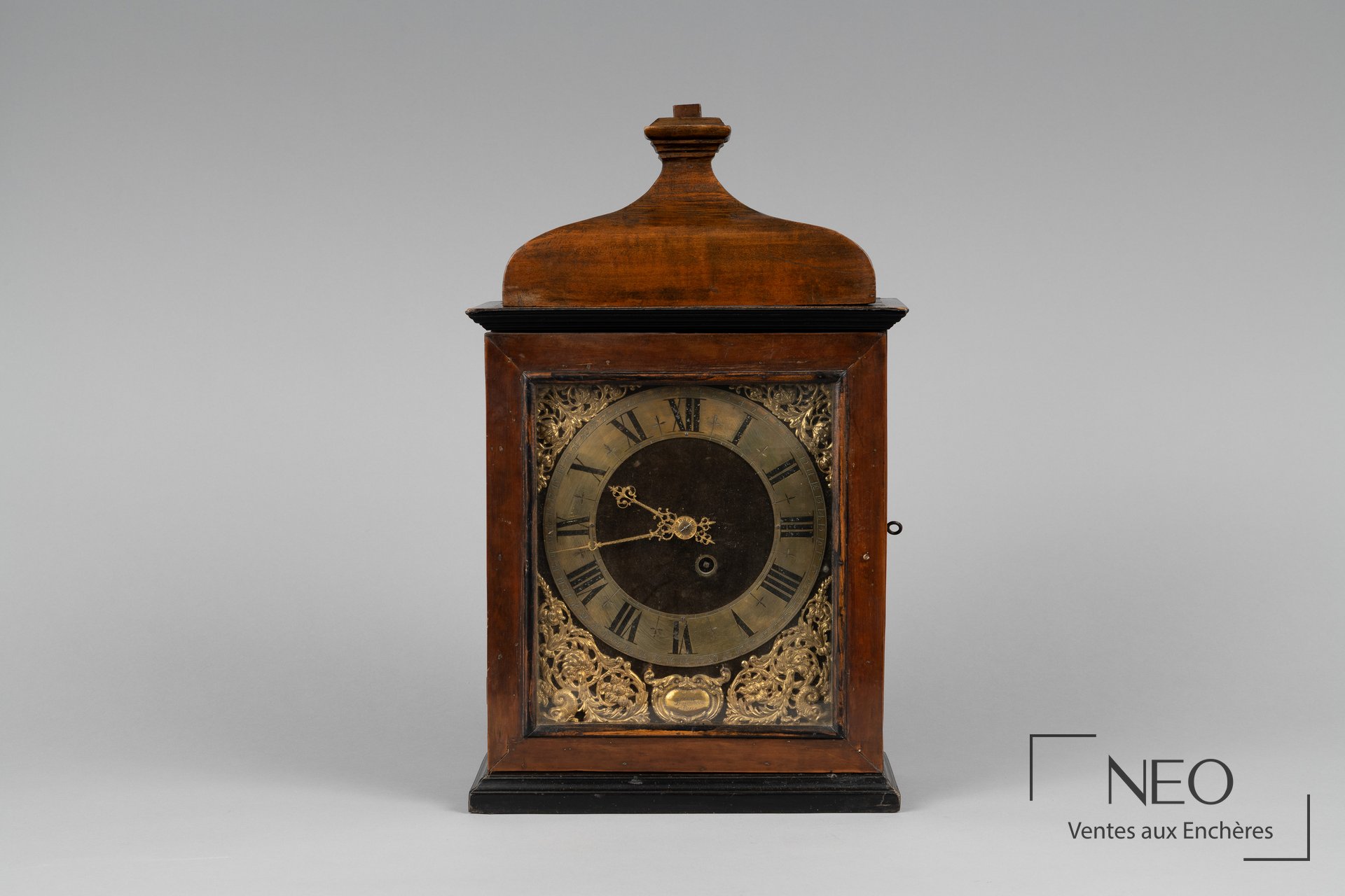 Louis BARONNEAU à Paris Pendule religieuse en bois naturel et bronze doré