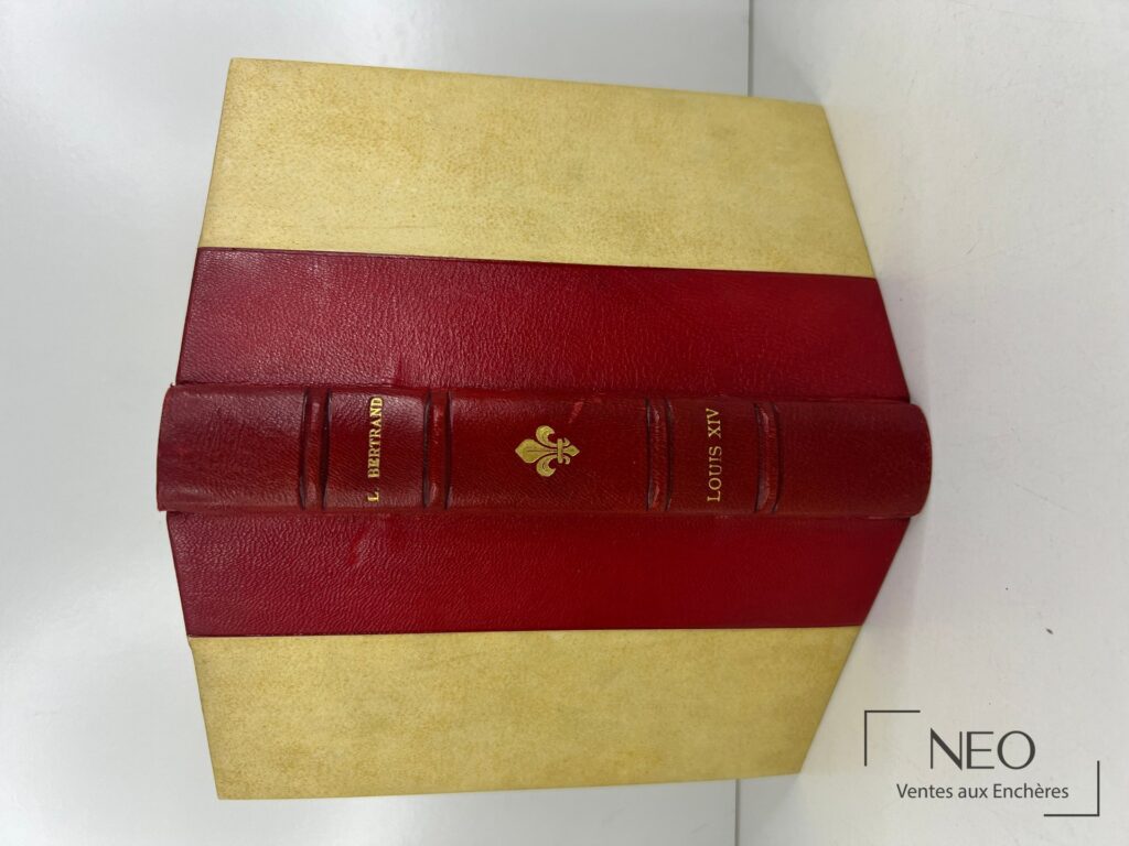 Livre relié demi chagrin rouge et papier marbré beige