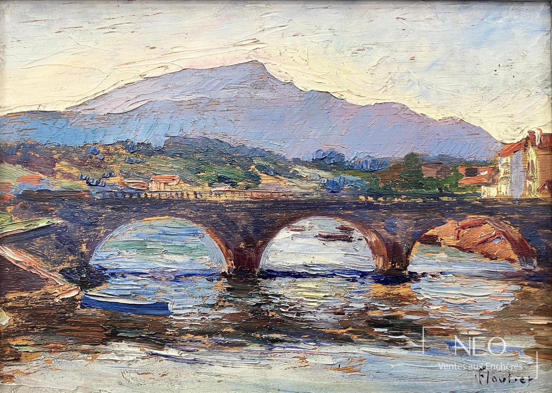 Paysage de Saint-Jean-de-Luz avec la Rhune et un pont au premier plan