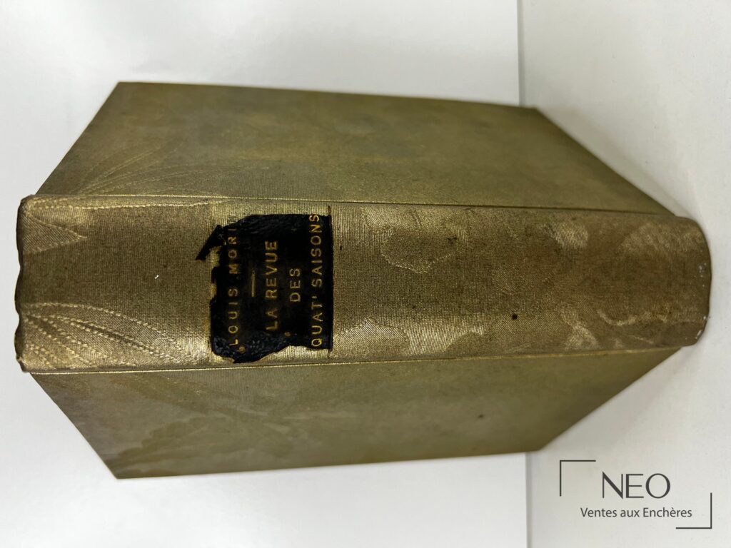 Dos d'un volume en tissu doré avec pièce de titre noire et lettres dorées