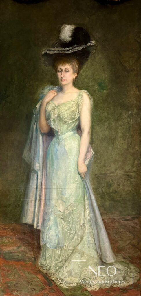 Portrait en pied d'une femme au chapeau
