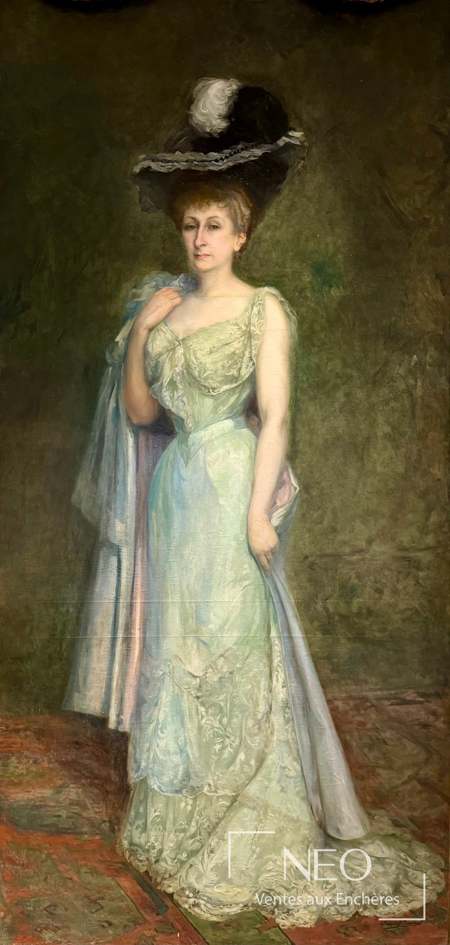 Portrait en pied d'une femme au chapeau
