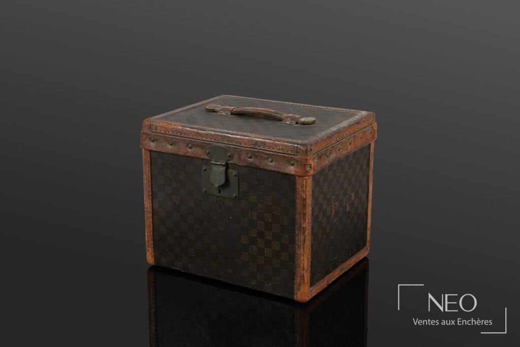 Boîte à chapeau Louis Vuitton en toile damier brun