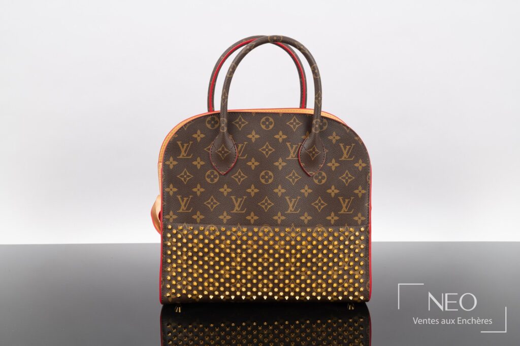 Sac à main Louis Vuitton x Christian Louboutin en toile monogrammée avec clous dorés sur la partie basse