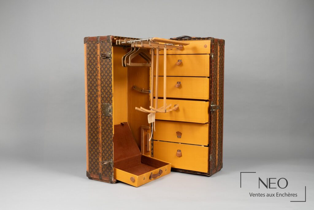 Malle Ward robe Louis Vuitton ouverte