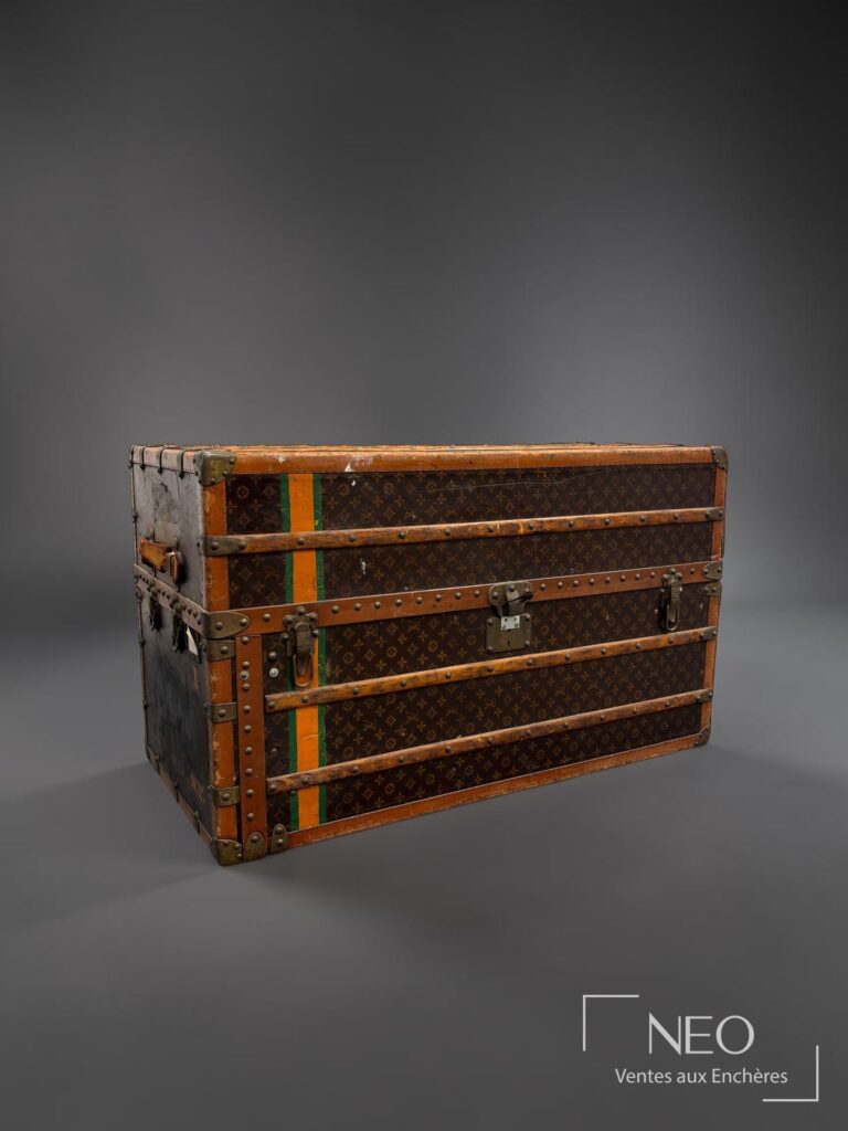 Malle Louis Vuitton en toile monogram au pochoir vue de trois quarts