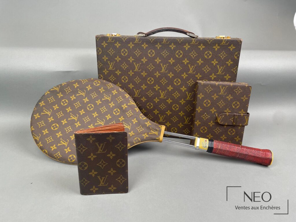 Ensemble Louis Vuitton monogrammé avec valise