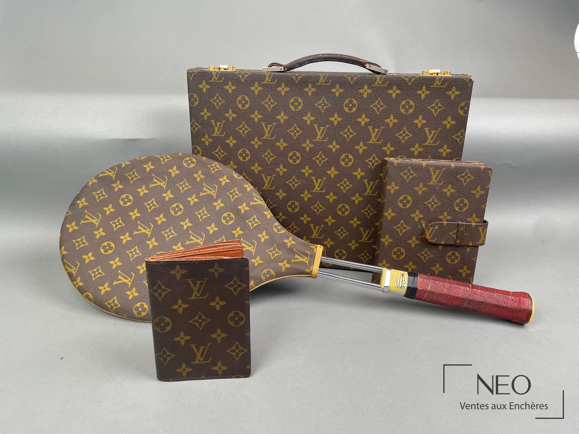 Ensemble Louis Vuitton monogrammé avec valise