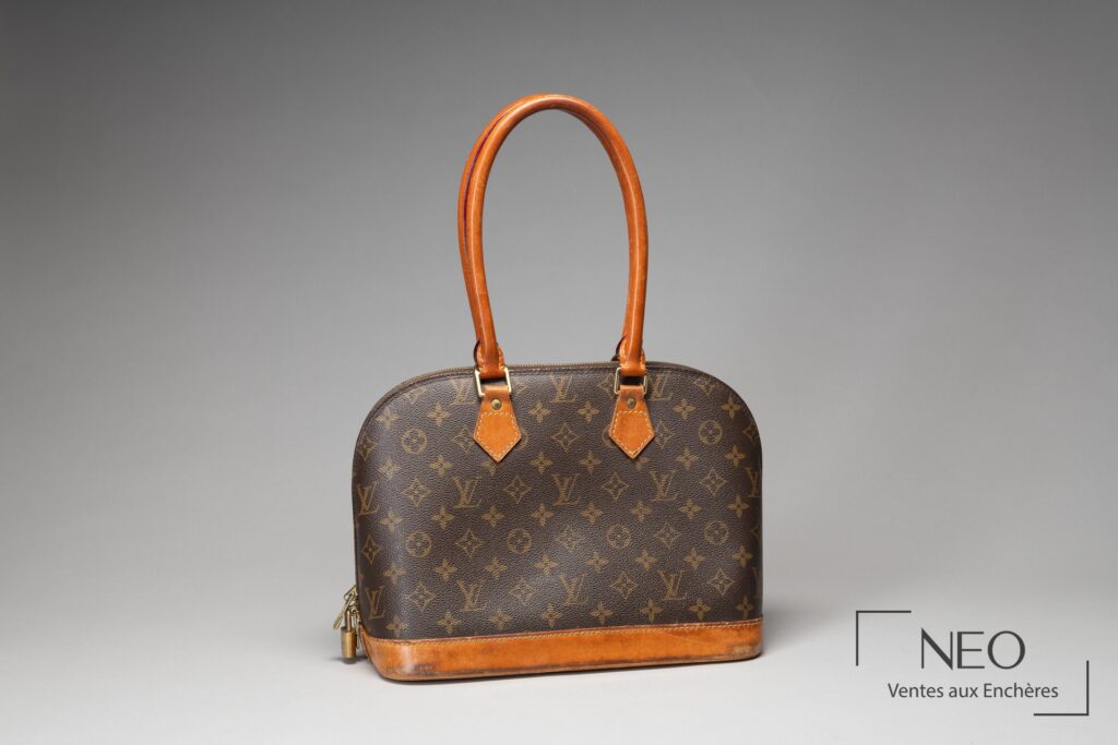 Sac Louis Vuitton Alma en toile monogrammée avec anses en cuir naturel et base patinée
