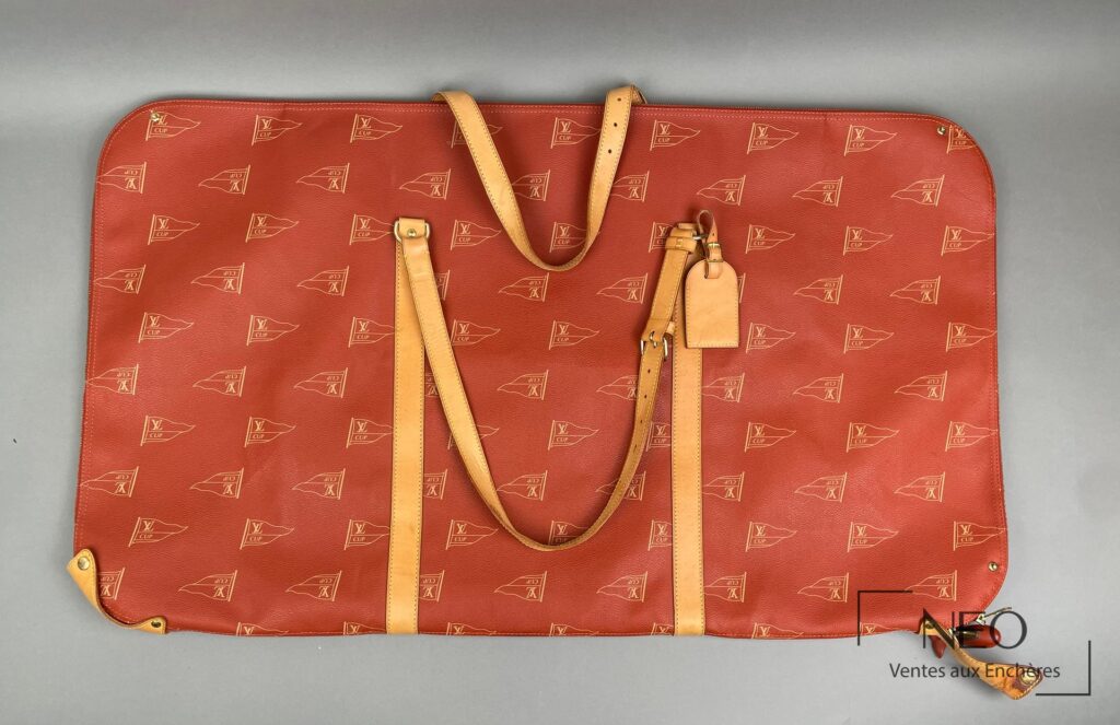Sac de costume Louis Vuitton rouge monogrammé avec lanières en cuir cognac