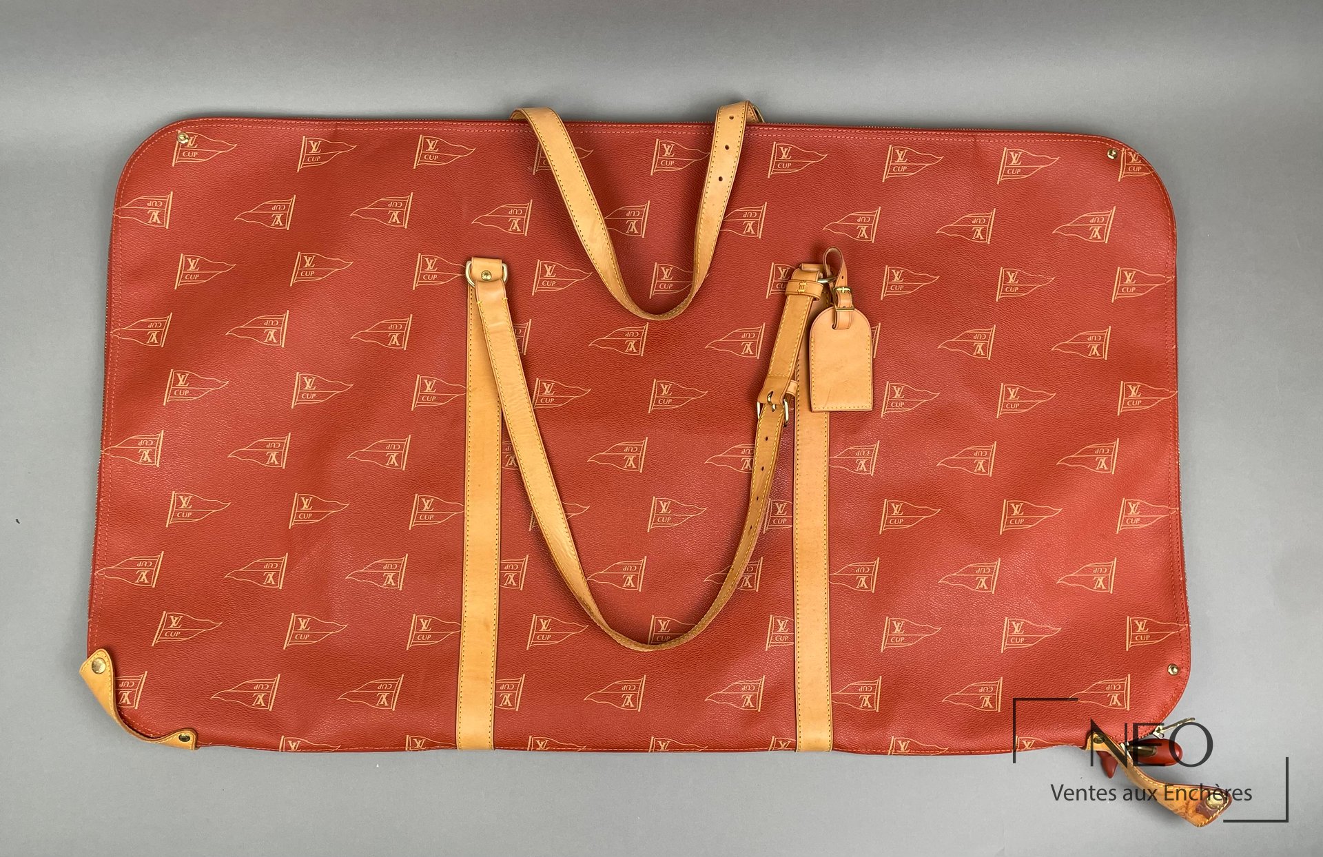 Sac de costume Louis Vuitton rouge monogrammé avec lanières en cuir cognac