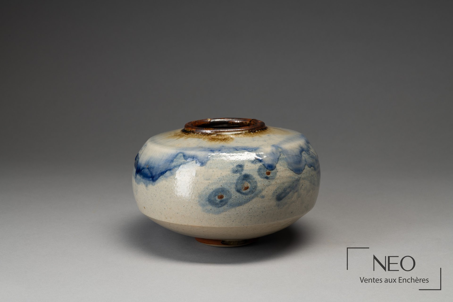 Vase pansu en céramique émaillée bleue vu de face