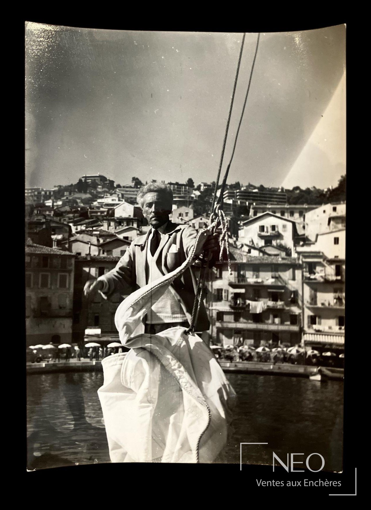 Photographie noir et blanc de Jean Cocteau dans le port de Villefranche