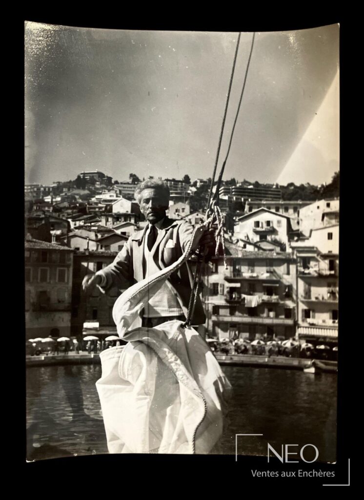 Photographie noir et blanc de Jean Cocteau dans le port de Villefranche