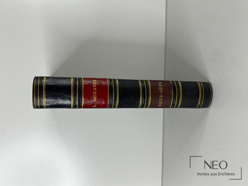 Dos d’un livre relié en demi basane noire et rouge
