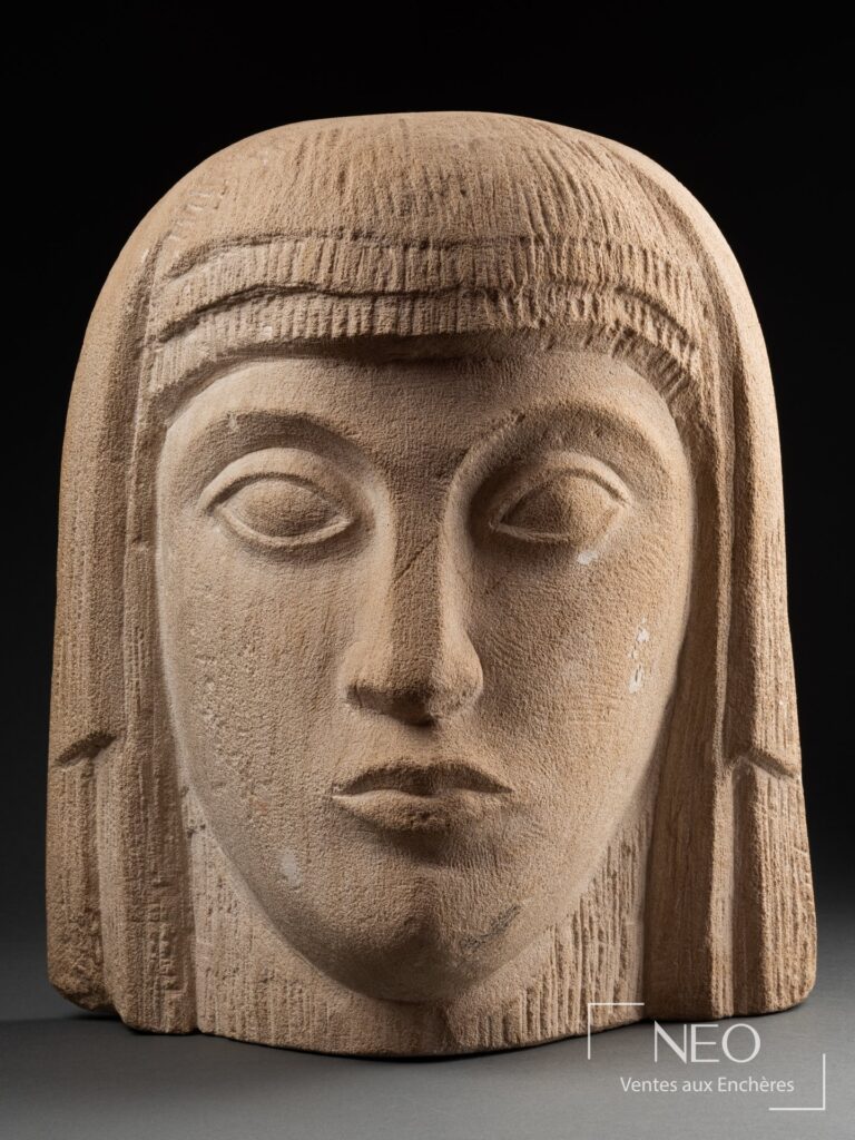 Sculpture en pierre calcaire représentant une tête d'égyptienne de face