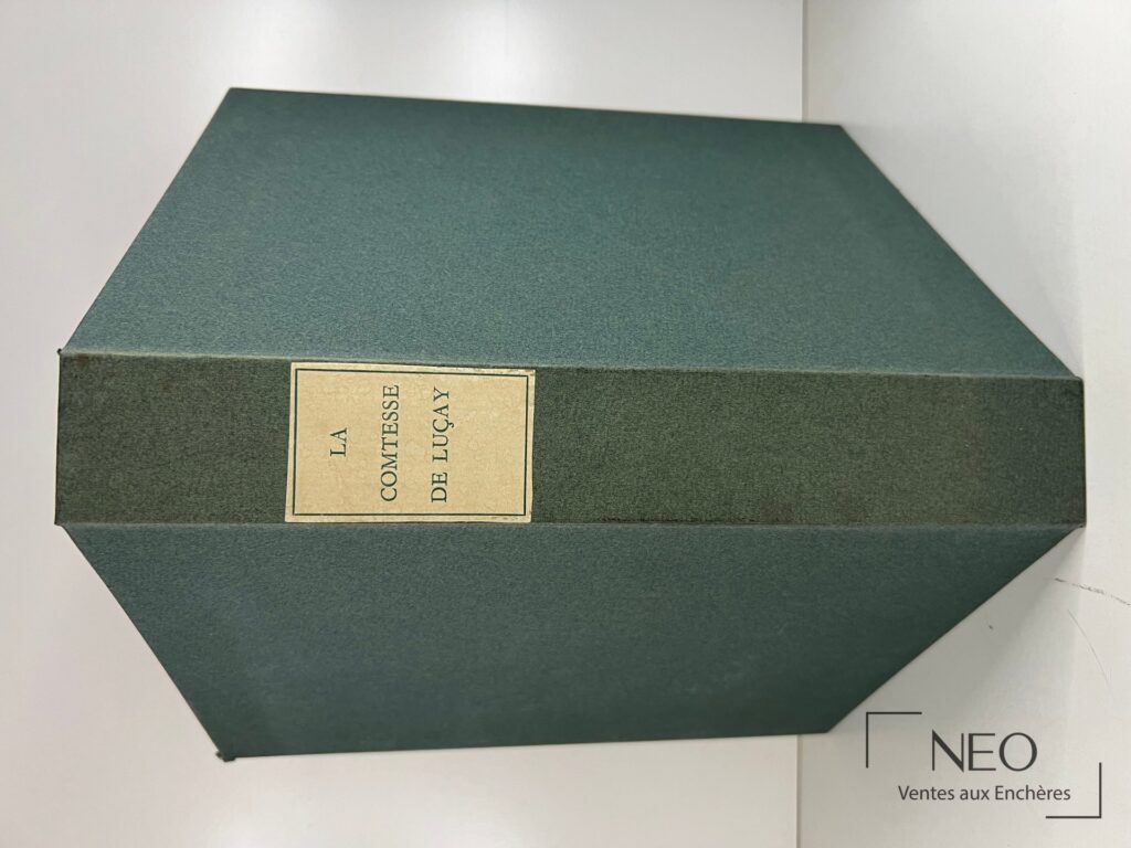 Coffret vert portant l’étiquette La comtesse de Luçay