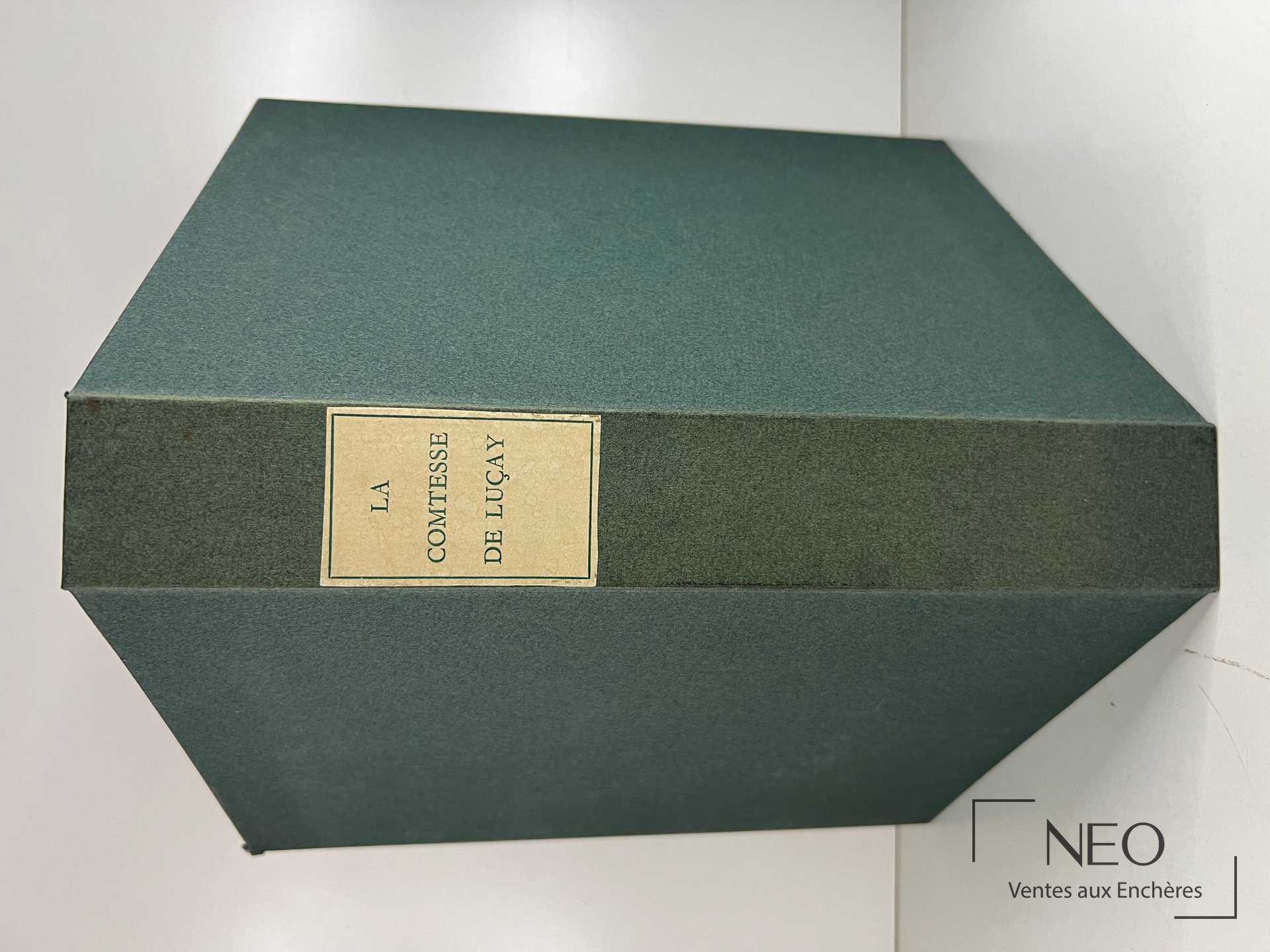 Coffret vert portant l’étiquette La comtesse de Luçay