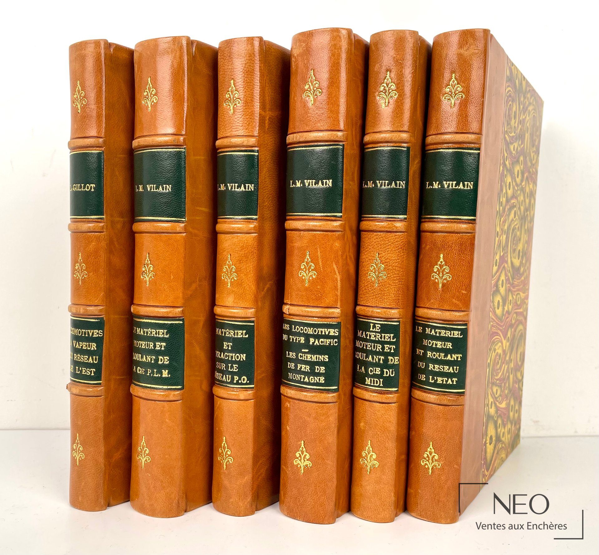 Six volumes reliés de Lucien Maurice Vilain et Jean Gillot alignés